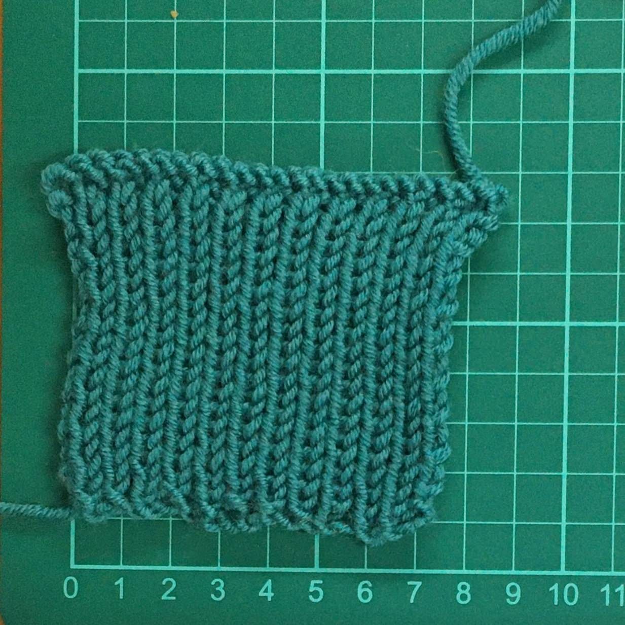 Double Twist Loop Cast On, posición neutra