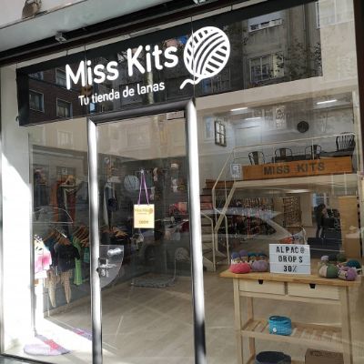 Puerta de entrada a la tienda de lanas Miss Kits en la calle Aribau 258 de Barcelona