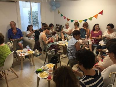 Grupo de hombres y mujeres tejiendo en la tienda de lanas Miss Kits